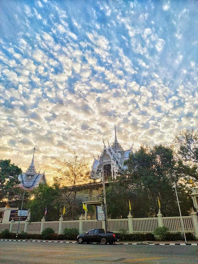 Sunray Guesthouse สุนันท์บ้านพักริมคลอง Uthai Thani Luaran gambar