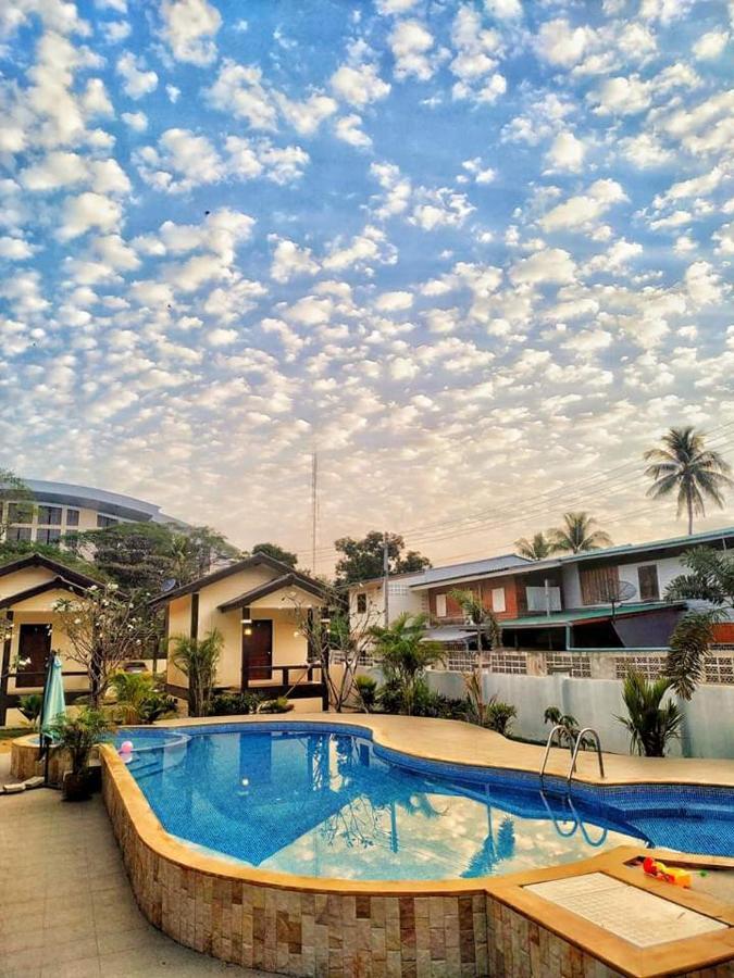 Sunray Guesthouse สุนันท์บ้านพักริมคลอง Uthai Thani Luaran gambar