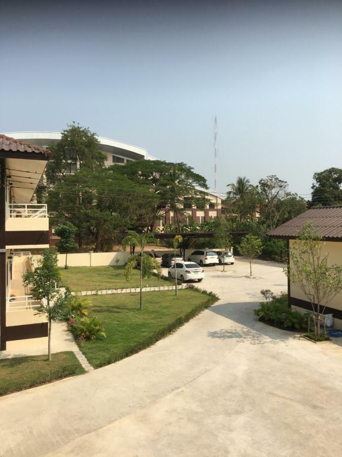 Sunray Guesthouse สุนันท์บ้านพักริมคลอง Uthai Thani Luaran gambar