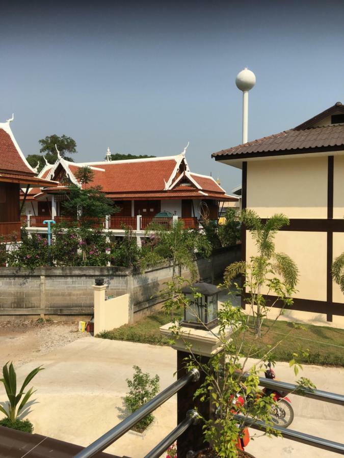 Sunray Guesthouse สุนันท์บ้านพักริมคลอง Uthai Thani Luaran gambar